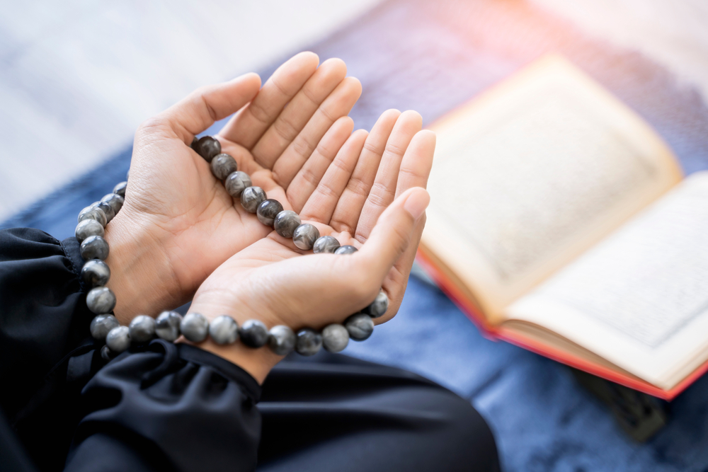 women making dua for breaking fast