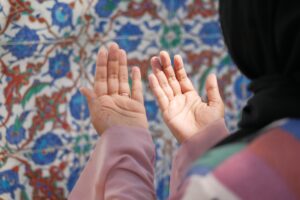 dua for travel. woman putting his hands up to pray