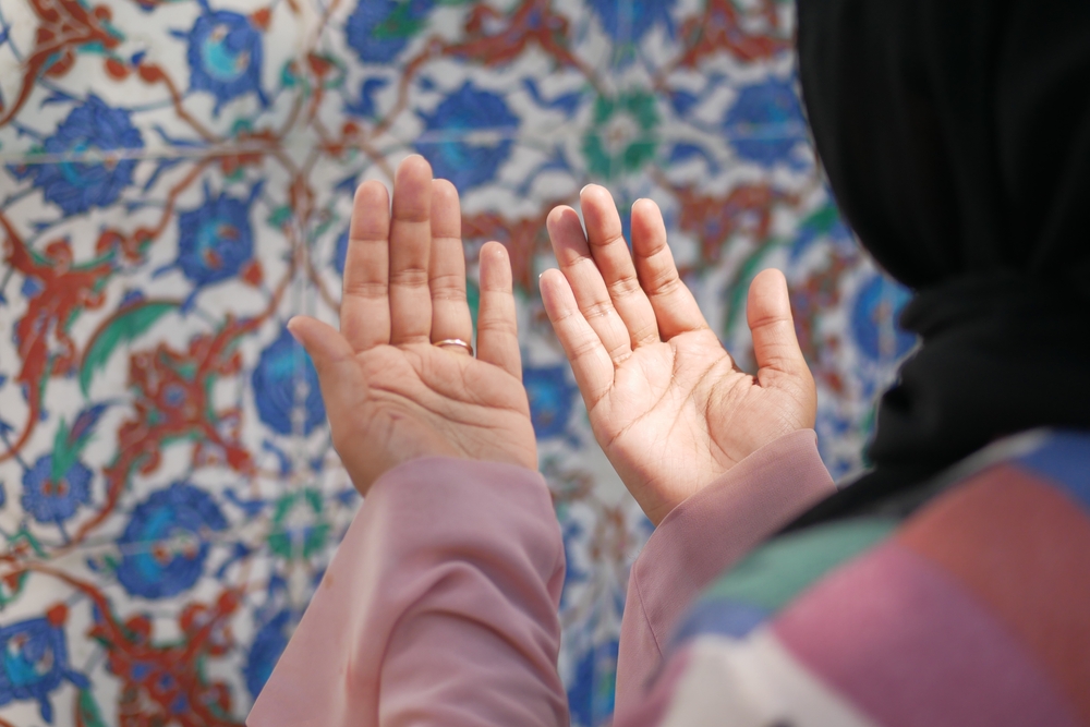 dua for travel. woman putting his hands up to pray