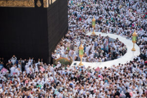 THOUSANDS OF PEOPLE SURROUNDING THE KAABAH