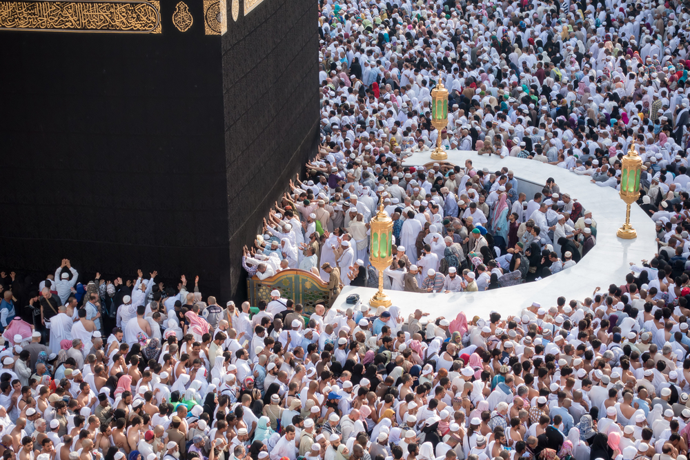 THOUSANDS OF PEOPLE SURROUNDING THE KAABAH
